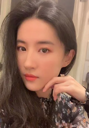 刘亦菲印花裙唯美迷人自拍图片_1