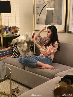 刘亦菲印花裙唯美迷人自拍图片_1