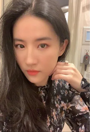 刘亦菲印花裙唯美迷人自拍图片_3