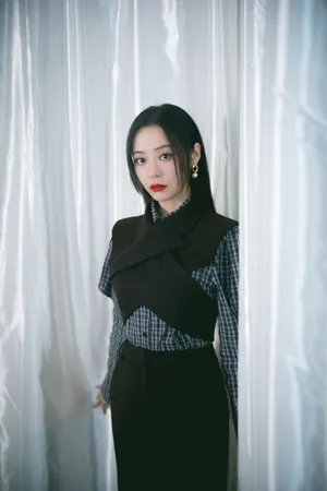 张靓颖黑色连身裙性感写真图片_2