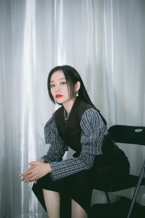 张靓颖黑色连身裙性感写真图片_4
