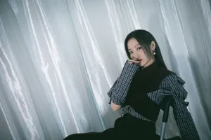张靓颖黑色连身裙性感写真图片_5