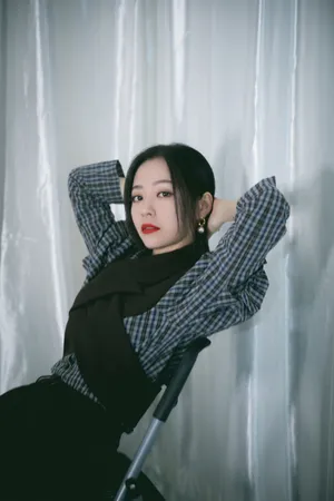 张靓颖黑色连身裙性感写真图片_7