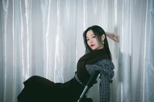 张靓颖黑色连身裙性感写真图片_8