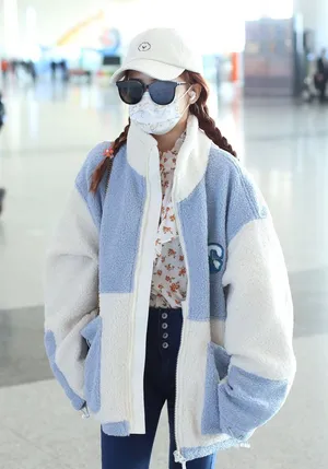 赖美云毛绒外套时髦保暖机场照图片
