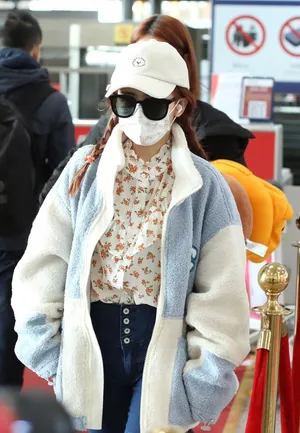 赖美云毛绒外套时髦保暖机场照图片_3