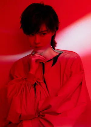 郁可唯红色系光影美艳写真图片
