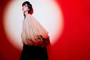 郁可唯红色系光影美艳写真图片
