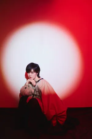 郁可唯红色系光影美艳写真图片_2