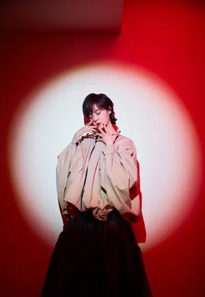 郁可唯红色系光影美艳写真图片_4