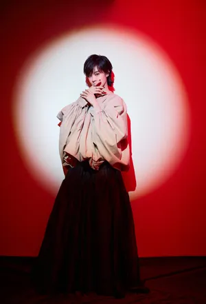 郁可唯红色系光影美艳写真图片_5