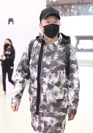 郭涛防风外套保暖低调机场照图片