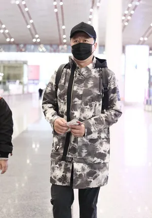 郭涛防风外套保暖低调机场照图片_2