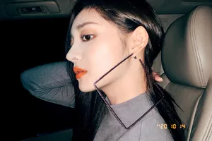 周洁琼方框耳环精致写真图片