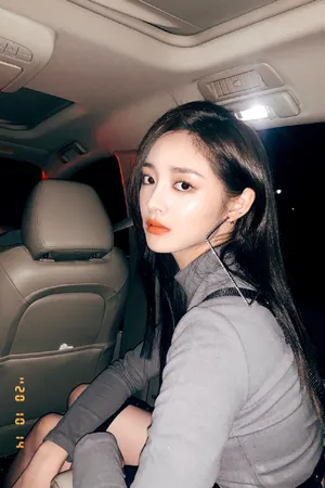周洁琼方框耳环精致写真图片