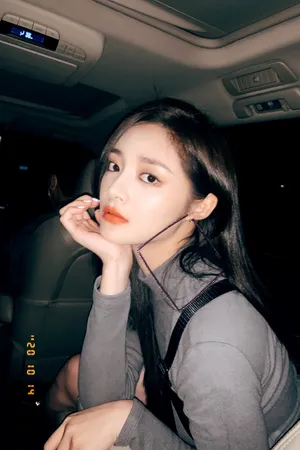 周洁琼方框耳环精致写真图片_2