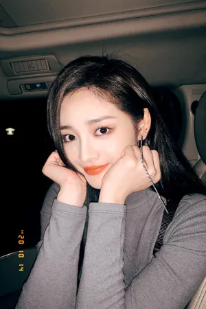 周洁琼方框耳环精致写真图片_3