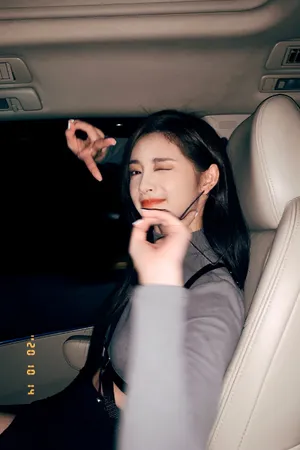 周洁琼方框耳环精致写真图片_4