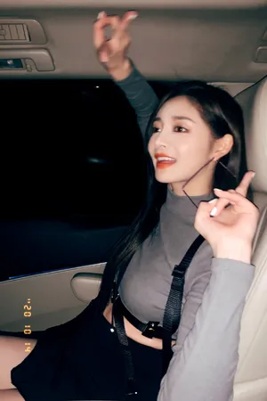 周洁琼方框耳环精致写真图片_5