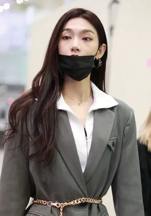曾可妮西装白皙美腿撩人机场照图片_1