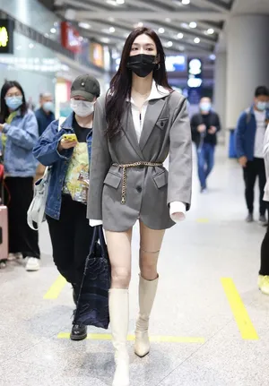 曾可妮西装白皙美腿撩人机场照图片