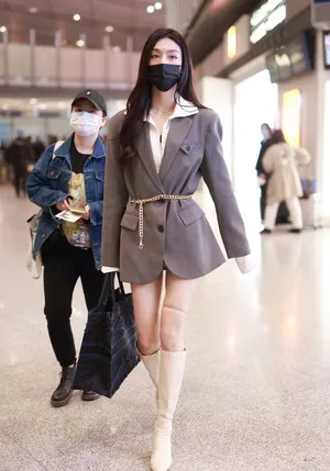 曾可妮西装白皙美腿撩人机场照图片_2