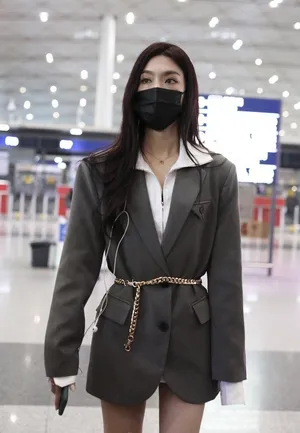 曾可妮西装白皙美腿撩人机场照图片_5