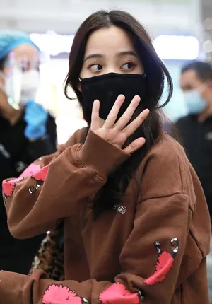 欧阳娜娜秋日长发飘逸时髦机场照图片_2