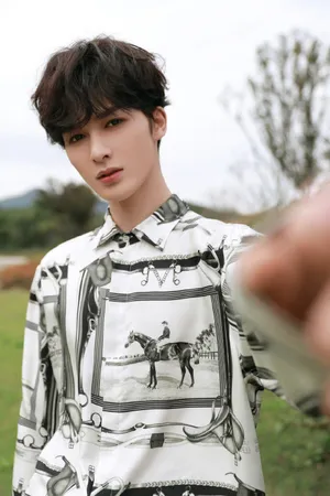 朱正廷绘画印花衬衫文艺写真图片_3