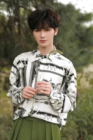 朱正廷绘画印花衬衫文艺写真图片_5