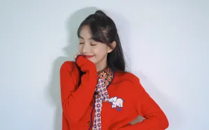 马梦乔红衣清丽俏皮写真图片_1