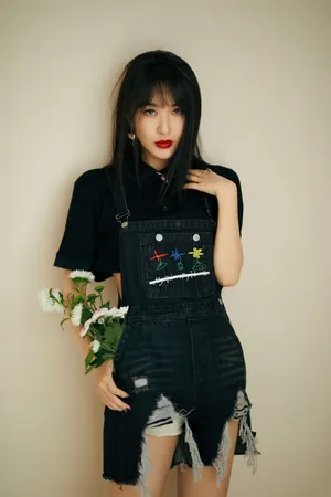 李菲儿背带短裤时尚写真图片_3