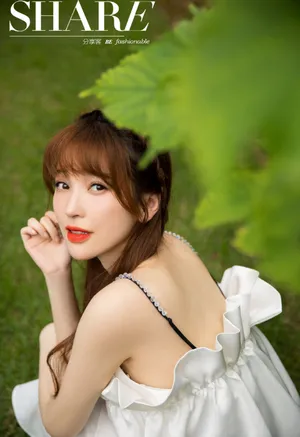 金莎吊带白裙性感优雅写真图片