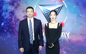 王子文黑色裹身长裙优雅活动图片_1