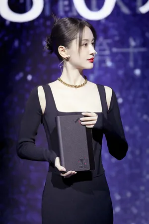 王子文黑色裹身长裙优雅活动图片_2