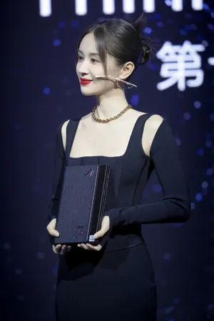 王子文黑色裹身长裙优雅活动图片_3