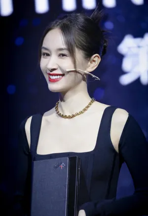 王子文黑色裹身长裙优雅活动图片_4