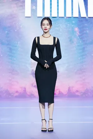 王子文黑色裹身长裙优雅活动图片_7