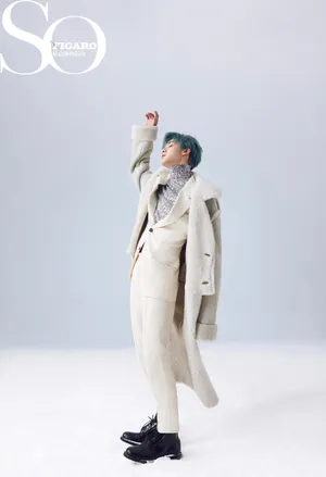 朱正廷湖泊蓝发魅力写真图片