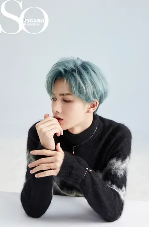朱正廷湖泊蓝发魅力写真图片_3