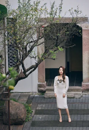 白冰穿露背针织长裙性感写真图片_8