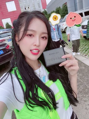 吴宣仪科四通过甜美俏皮自拍图片