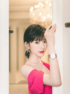 毛晓彤露肩长裙性感写真图片