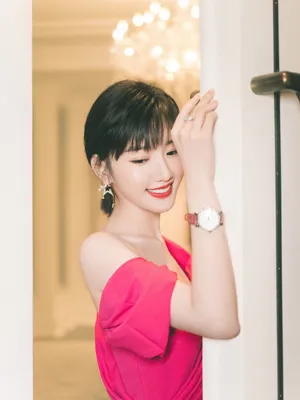 毛晓彤露肩长裙性感写真图片