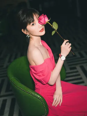 毛晓彤露肩长裙性感写真图片_4