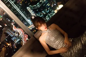 虞书欣露肩裙白皙性感写真图片