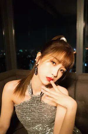 虞书欣露肩裙白皙性感写真图片