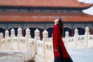 何穗红衣秋日故宫气质写真图片_2