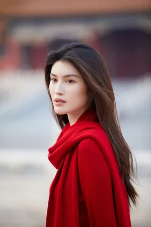 何穗红衣秋日故宫气质写真图片_4