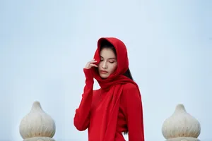 何穗红衣秋日故宫气质写真图片_5